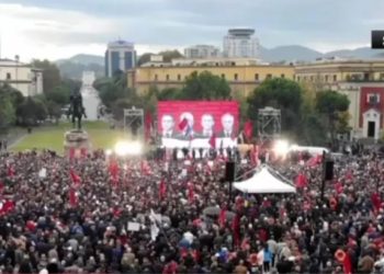 Mijëra shqiptarë mblidhen në “zemër” të Tiranës, çfarë po ndodh…