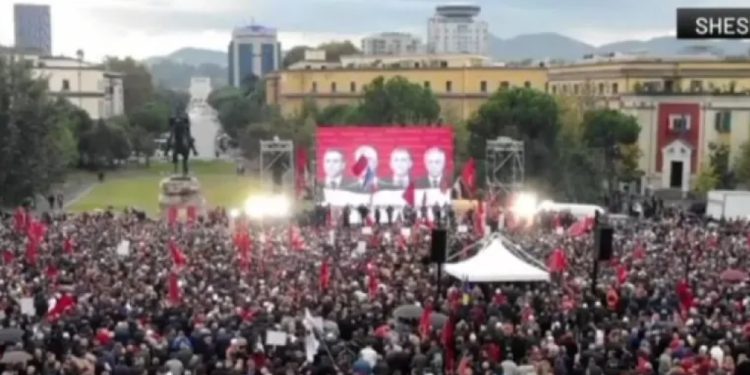 Mijëra shqiptarë mblidhen në “zemër” të Tiranës, çfarë po ndodh…