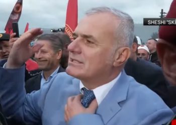 Bujar Leskaj në protestën për UÇK sulmon qeverinë: Ministrat e Ramës janë…