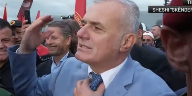 Bujar Leskaj në protestën për UÇK sulmon qeverinë: Ministrat e Ramës janë…