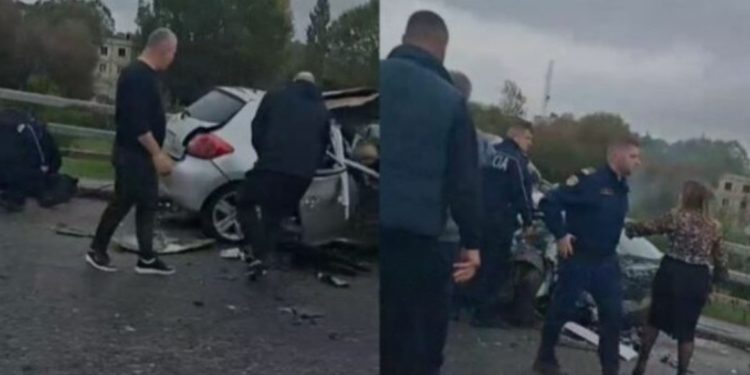 LAJM I FUNDIT/ Aksident i frikshëm, makinat bëhen “copë-copë”. Raportohet se 5 persona…