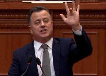 Flamur Noka “xheloz” për kolegët demokratë: Mos hajdeni me kostume 5 mijë euro…