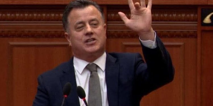 Flamur Noka “xheloz” për kolegët demokratë: Mos hajdeni me kostume 5 mijë euro…