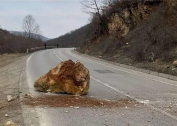 LAJM I FUNDIT/ Shembje masive dherash nga moti i keq, bllokohet segmenti rrugor në…