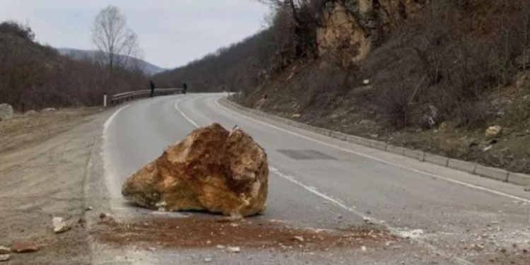 LAJM I FUNDIT/ Shembje masive dherash nga moti i keq, bllokohet segmenti rrugor në…