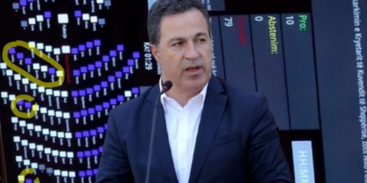 Kush janë Socialistët që votuan “PRO” shkarkimit të Peleshit! Si rrodhën votat…