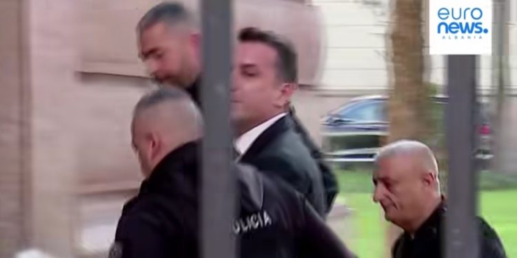 VIDEO/ Erion Veliaj mbërrin në Gjykatën Kushtetuese, ja çfarë bie në sy…