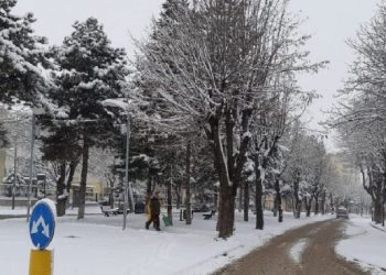 Pamje e pazakontë! Kjo zonë e Shqipërisë zgjohet “nën petkun” e dëborës…