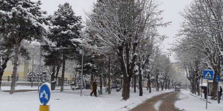 Pamje e pazakontë! Kjo zonë e Shqipërisë zgjohet “nën petkun” e dëborës…