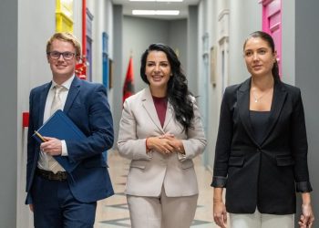 E bujshme/ Në zyrën e Belinda Ballukut mbërrijnë dy ekspertët e huaj, zv/kryeministrja…