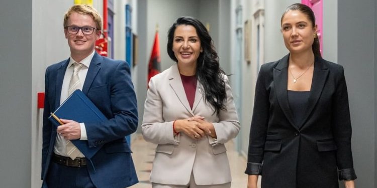 E bujshme/ Në zyrën e Belinda Ballukut mbërrijnë dy ekspertët e huaj, zv/kryeministrja…