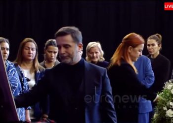 Braçe i përlotur mbi arkëmortin e liderit historik: Nano iu dha…