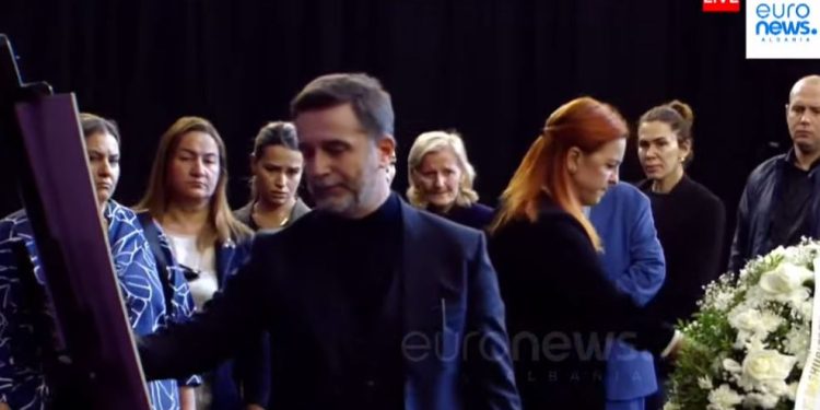 Braçe i përlotur mbi arkëmortin e liderit historik: Nano iu dha…