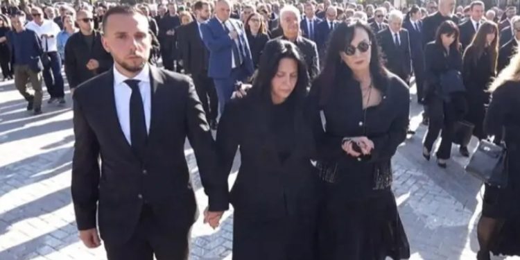 Detaji që bie në sy në ceremoninë mortore të Fatos Nanos, Linda Rama ngushëllon Xhoanën