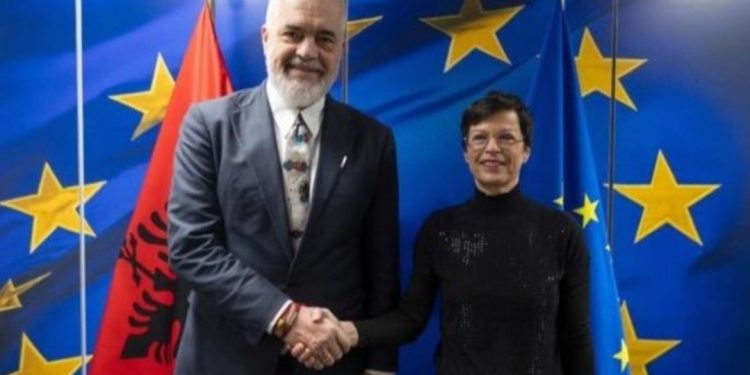 Ditë historike! Komisionerja e BE lavde për kryeministrin: Rama, një udhëheqës që nuk…