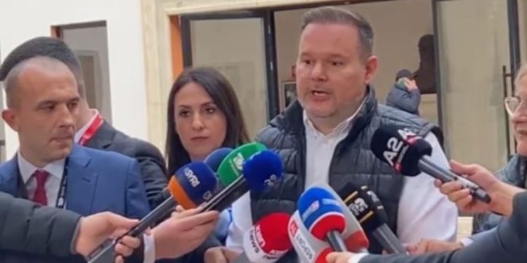 Zgjedhjet e pjesshme/ Ministri Ervin Demo voton në Berat: Fituesi do ketë…