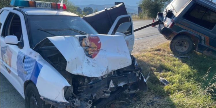 LAJM I FUNDIT/ Makina e Policisë aksidentohet me “Benzin”, dy efektivët dhe shoferja…