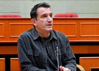 Kushtetuesja e kthehu në detyrë, Erion Veliaj jep URDHËRIN e parë si kryebashkiak…
