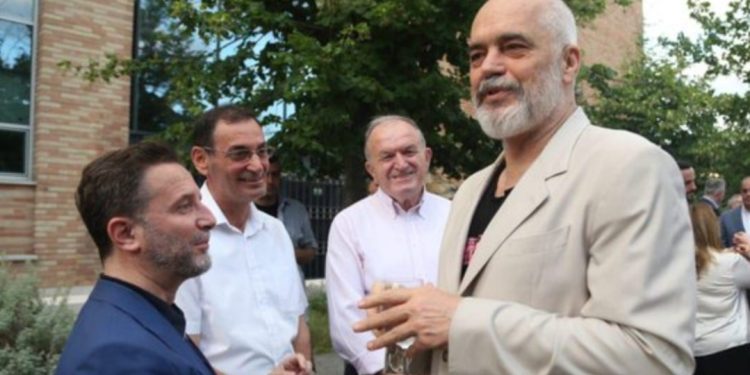 Erion Braçe rrëfehet “pa dorashka”: Nuk flas me Edi Ramën, “molla e sherrit” ishte…