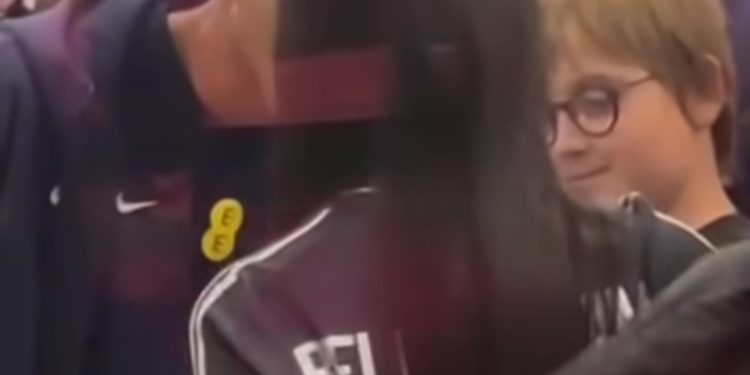 VIDEO/ Djali i kryeministrit, Zaho takohet me “yllin” e Anglisë