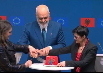 Rama me tortë Bruksel, kryeministri SURPRIZON zyrtarët e BE-së/ I dhuron edhe…