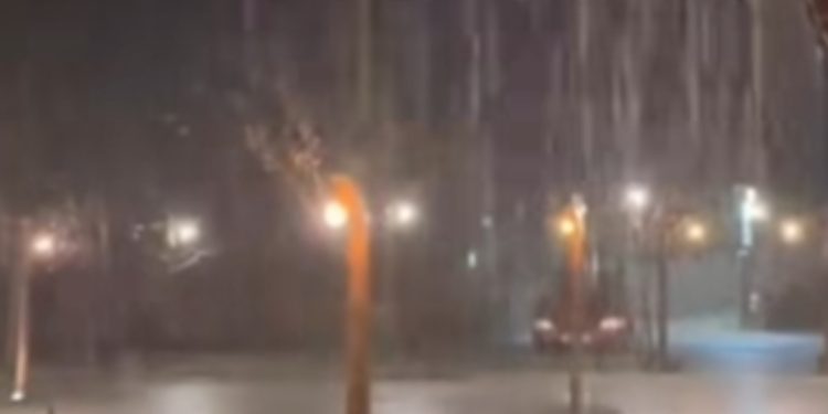 Moti i keq “pushton” Shqipërinë/ Filloi stuhia e shiut në qytetin…
