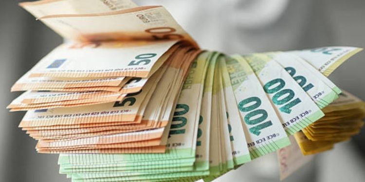 Ky shtet i madh “hap dyert”/ 85 mijë vende pune për të huajt me paga deri në 6.500 euro