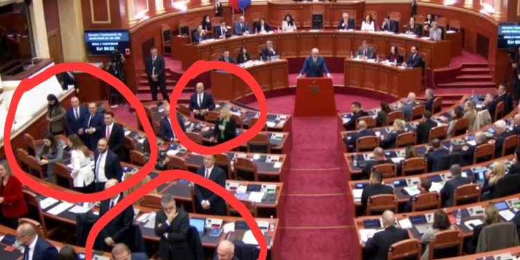 Nuk ka ndodhur KURRË më parë! Rama merr fjalën, deputetët e opozitës bëjnë GJESTIN e pazakontë (VIDEO)