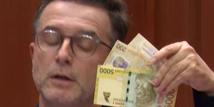 Erion Braçe me kartëmonedha në duar tregon LAJMIN E MIRË për pensionistët…