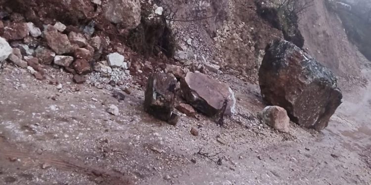 Moti i keq/ Pasojat e reshjeve të dendura, bllokohet rruga në…