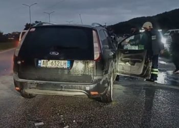 Aksident i rëndë/ Makinat përplasen “kokë më kokë”, “Ford”-i me gaz shpërthen në flakë…