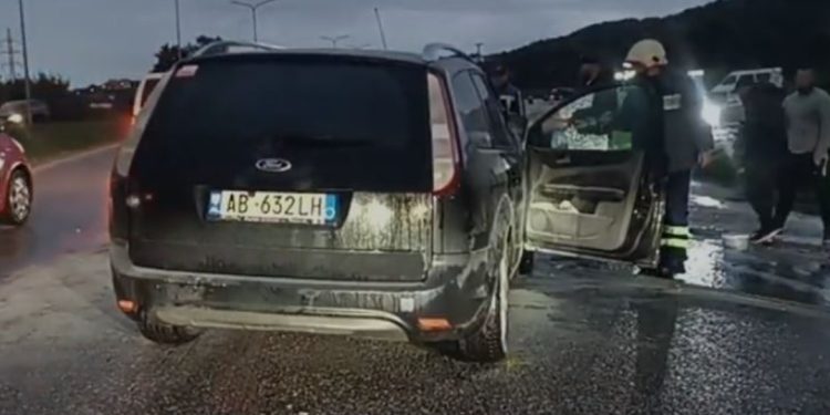 Aksident i rëndë/ Makinat përplasen “kokë më kokë”, “Ford”-i me gaz shpërthen në flakë…