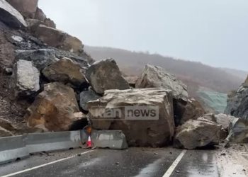 Moti i keq/ Shkëmbi përfundon në “mes” të rrugës, bllokohet aksi kombëtar në…