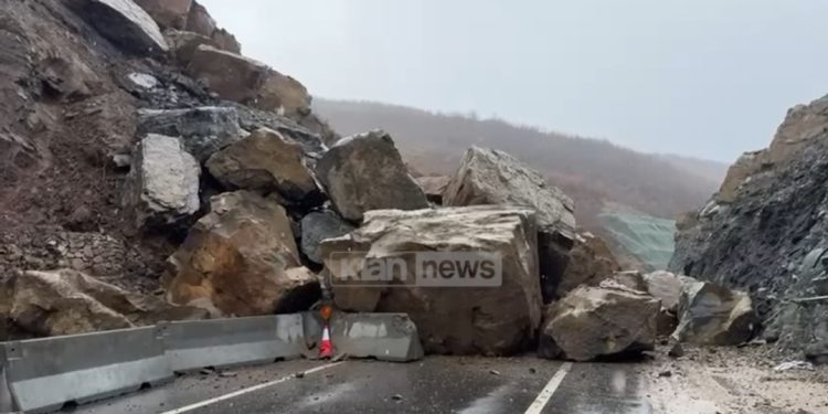 Moti i keq/ Shkëmbi përfundon në “mes” të rrugës, bllokohet aksi kombëtar në…
