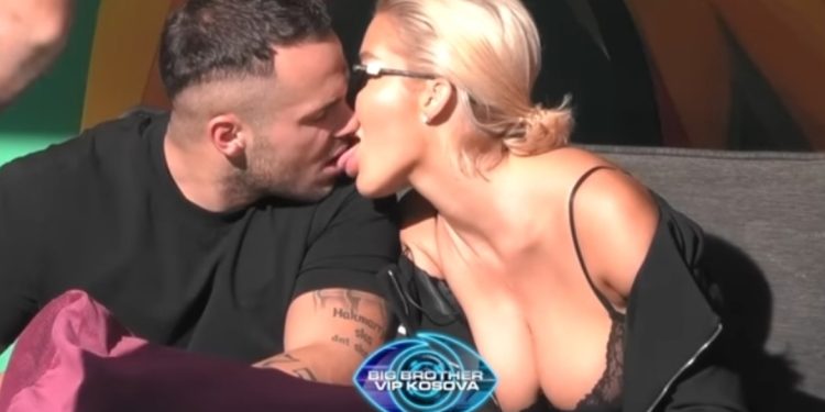 Nuk përmbahen dy banorët e Big Brother Kosova, shkëmbejnë puthje të zjarrtë (VIDEO)