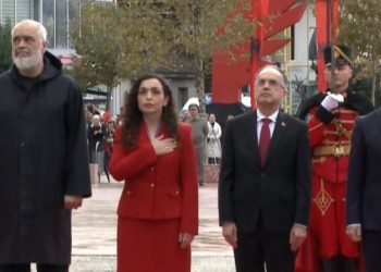 VIDEO/ Detajet që bien në sy në ceremoninë e Pavarësisë në Vlorë, kush e shoqëronte…