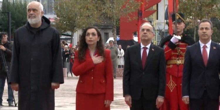 VIDEO/ Detajet që bien në sy në ceremoninë e Pavarësisë në Vlorë, kush e shoqëronte…
