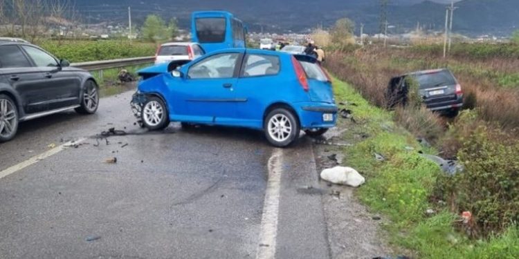LAJM I FUNDIT/ Aksident i rëndë, makinat bëhen “copë-copë”, 6 persona…