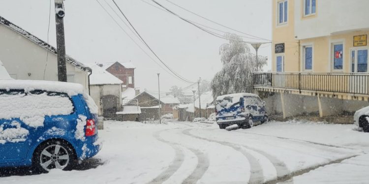 Jo vetëm në veri/ Bie dëbora e parë në këtë zonë të Shqipërisë…