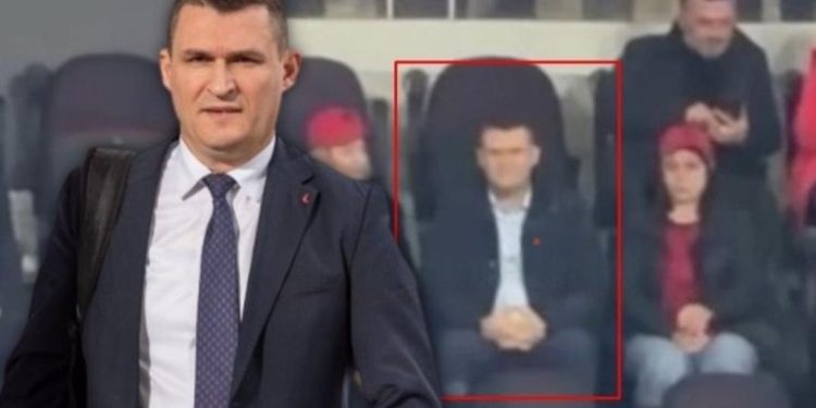 I shoqëruar nga bashkëshortja e tij, Altin Dumani “shfaqet” në stadium…