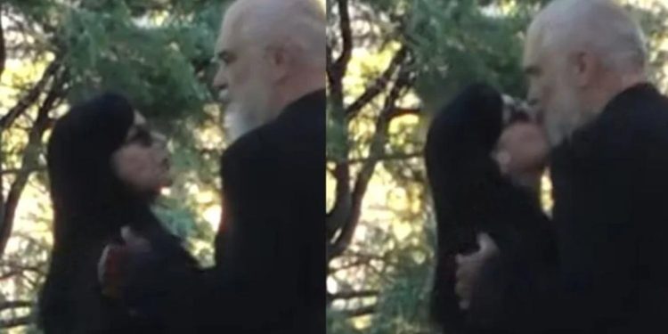 VIDEO/ Puthja e famshme në buzë mes Lindës dhe Edi Ramës, menjëherë pas…