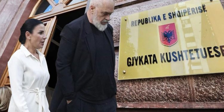 Reagon SHOQATA E GJYQTARËVE ndaj deklaratave të Ramës për Kushtetuesen…
