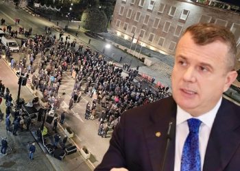 Berishës i dështoi protesta me “një grusht” njerëzish, Taulant Balla tallet keq: Amerikanët u…