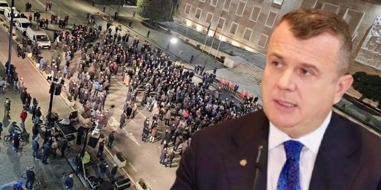Berishës i dështoi protesta me “një grusht” njerëzish, Taulant Balla tallet keq: Amerikanët u…