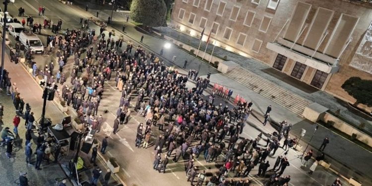 Berishës i dështoi protesta/ Ish-deputeti i PD “shpërthen” me kritika: Na quajtën tradhtar…