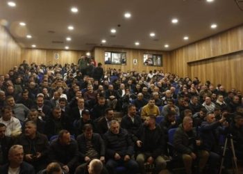 Ervin Salianji “trondit” Berishën, qindra në sallë: Lëvizje për ndryshim…