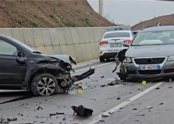 LAJM I FUNDIT/ Aksident i rëndë në veri të vendit, 4 automjete përplasen frikshëm…