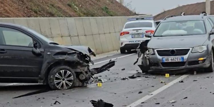 LAJM I FUNDIT/ Aksident i rëndë në veri të vendit, 4 automjete përplasen frikshëm…