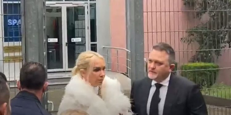 I shoqëruar nga moderatorja, mësohet arsyeja pse shkoi Jul Deda në SPAK. U surprizua nga…
