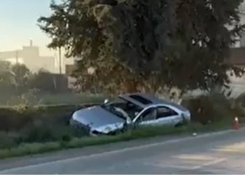 Aksident në aksin Fier-Levan, autobusi “hedh” makinën në kanal